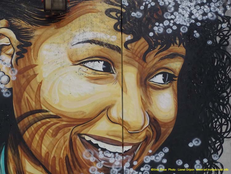 Fillette souriante