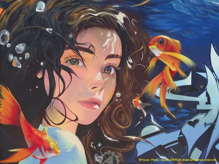 Belle et poissons rouges