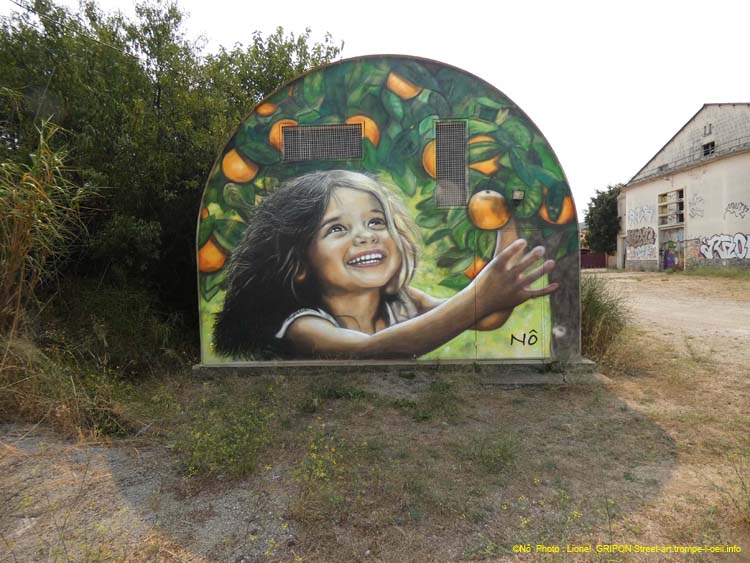 Fillette et orange