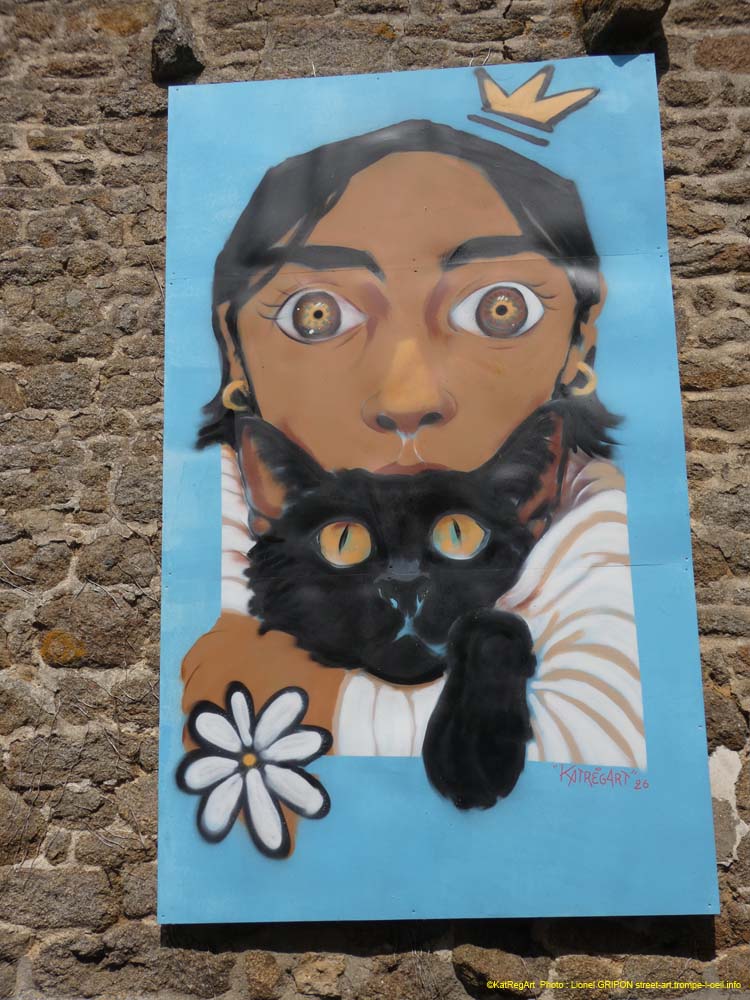 Fillette et chat noir