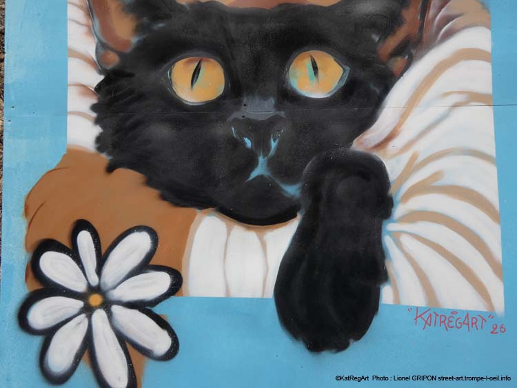 Fillette et chat noir