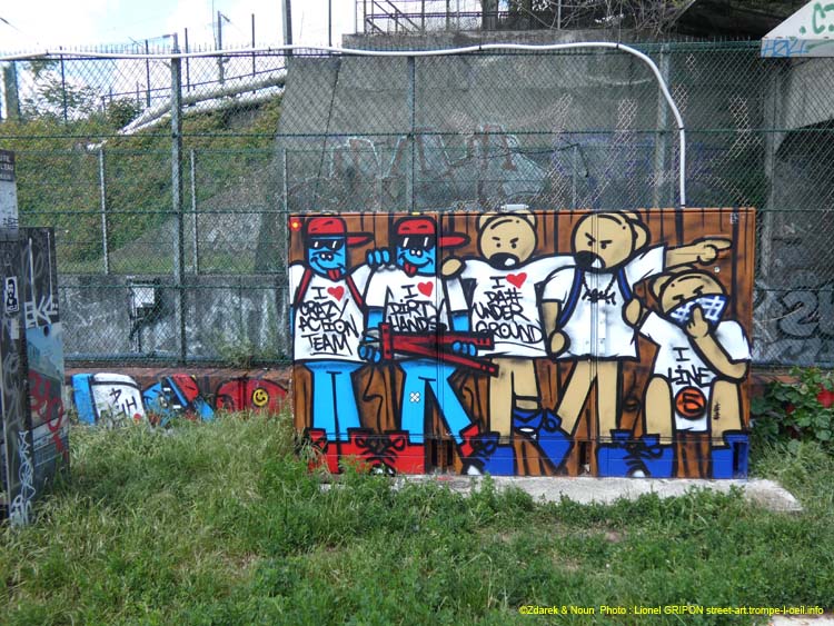 Ours et graffeurs bleus