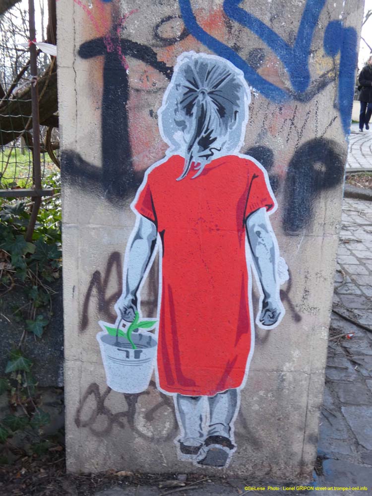 Fillette à la plantule