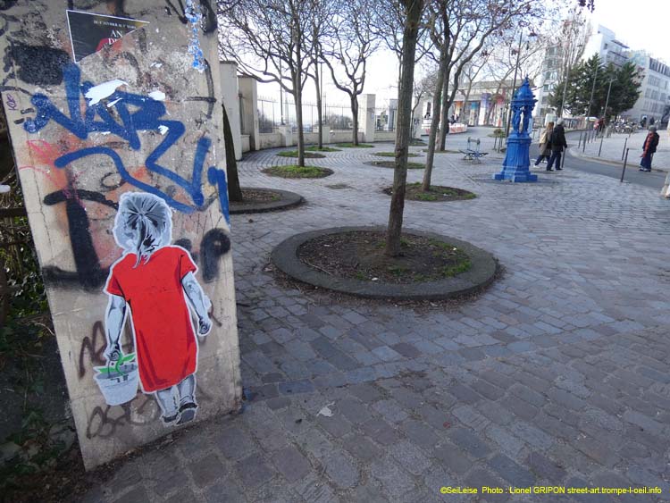 Fillette à la plantule