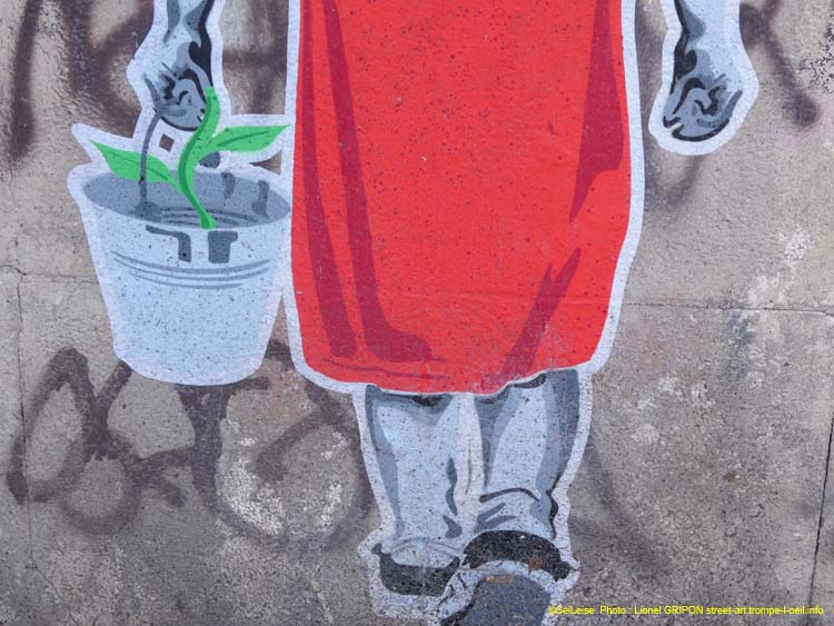 Fillette à la plantule