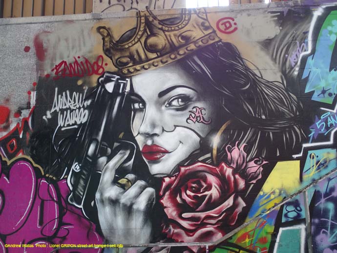 Femme au pistolet