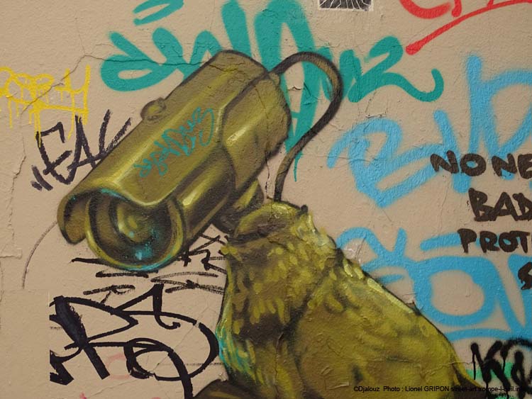 Fille surveillée