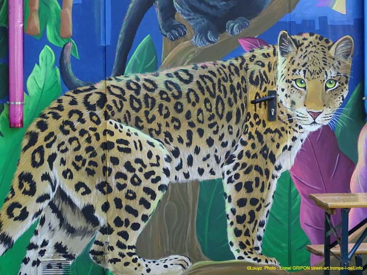 Fillette et panthères