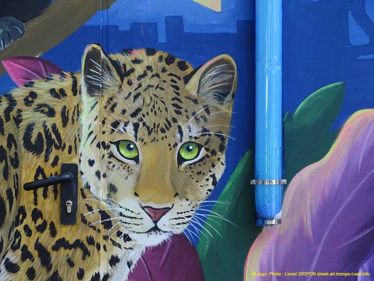 Fillette et panthères