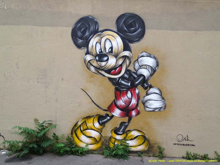 Mickey hilare