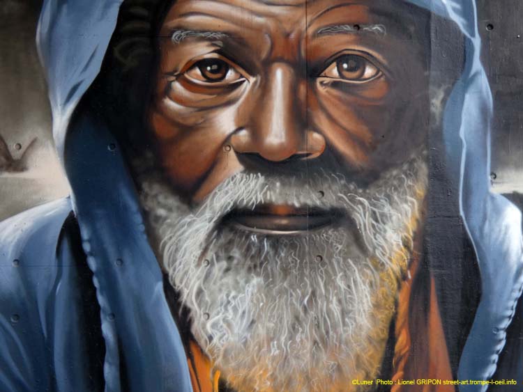 Vieil homme capuché