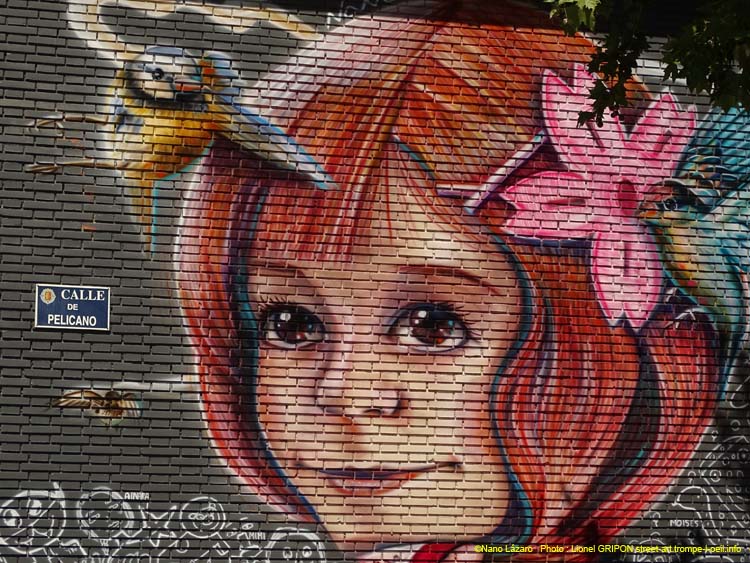 Fillette et oiseaux