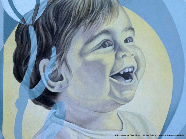 Enfant hilare