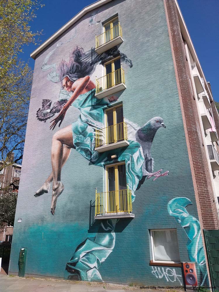 Fille aux colombes