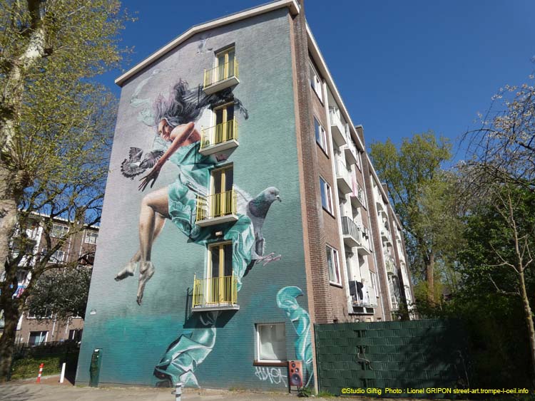 Fille aux colombes