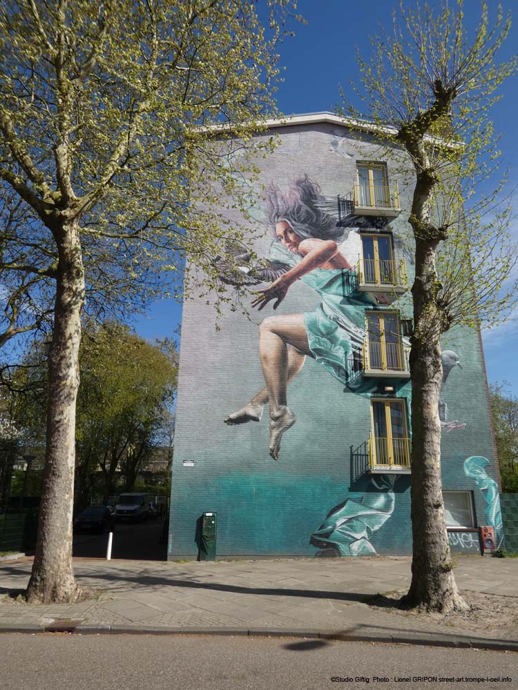 Fille aux colombes