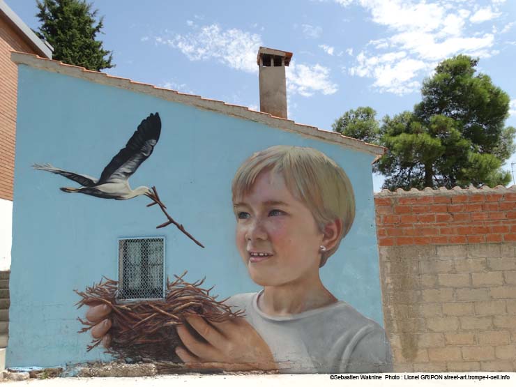 Fillette et cigogne
