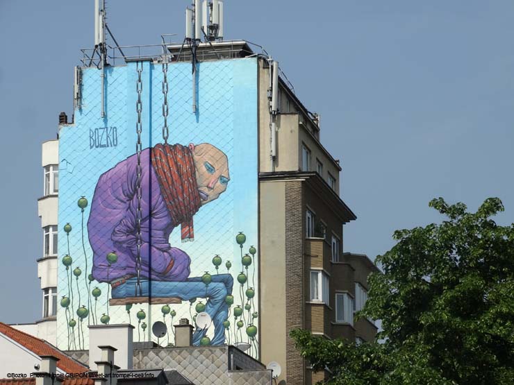 Homme sur balançoire